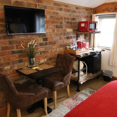 Boutique Garden Lodge @ The Larches Wolverhampton Buitenkant foto