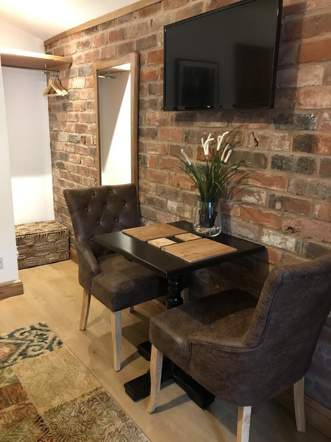 Boutique Garden Lodge @ The Larches Wolverhampton Buitenkant foto