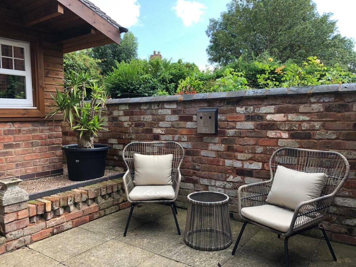 Boutique Garden Lodge @ The Larches Wolverhampton Buitenkant foto