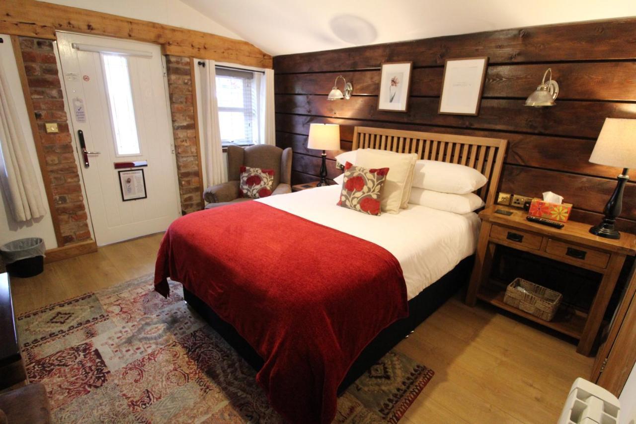 Boutique Garden Lodge @ The Larches Wolverhampton Buitenkant foto